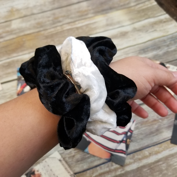 Brandy Melville Photo + 3pcs Velvet Scrunchy BLACK - Picture 3 of 5
